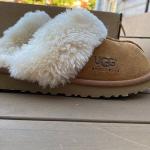 UGG® Kids Cozy II (Kid) Slide Slippers Size 2.